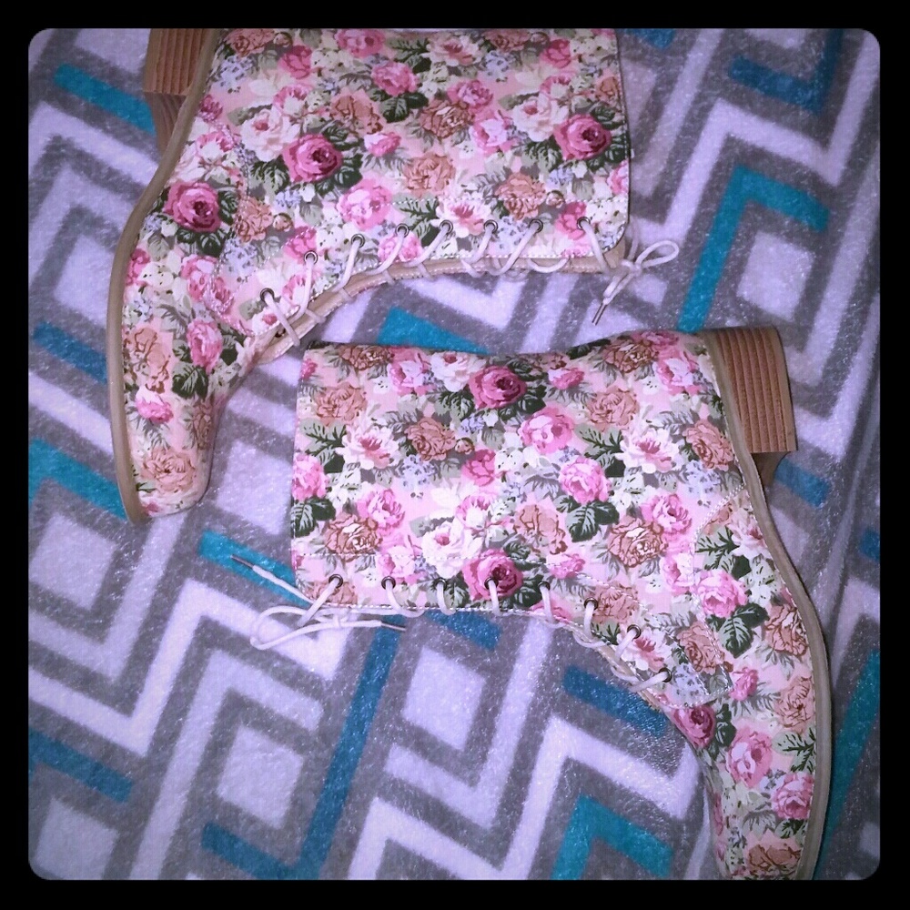 🌸Floral Combat Boots 🌸